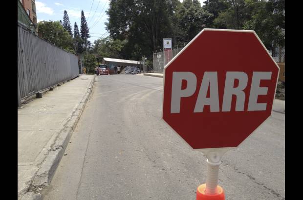 Foto John G&#243;mez - La zona tuvo que ser acordonada para evitar otro accidente, mientras las autoridades auxiliaban al conductor.