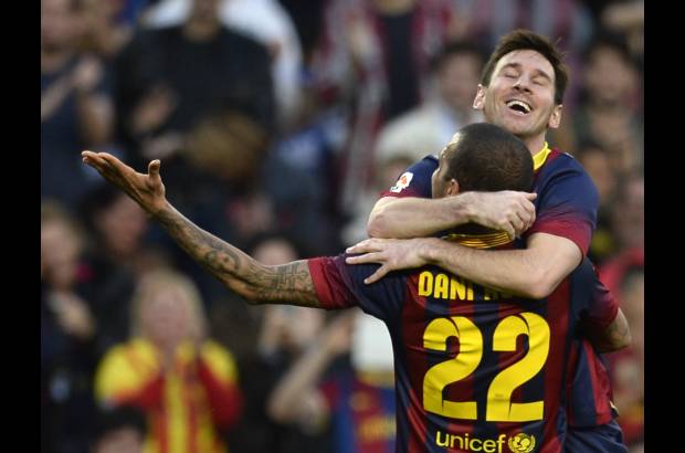 AFP - Partido de la liga espa&#241;ola entre el FC Barcelona y el Osasuna. Messi y Dani Alves celebran el gol.