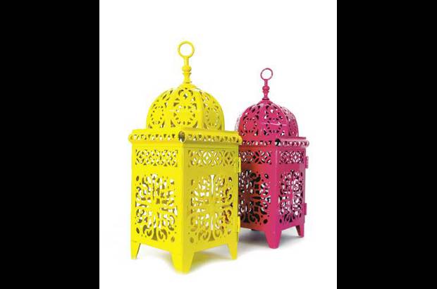 Objetos con encanto Oriental - Hoy se valen las mezclas y la combinación de elementos decorativos de otras culturas en los espacios. La forma y el colorido de estos faroles, de Mirano, tienen un indiscutible estilo Oriental. Objetos que se lucen en vitrinas de las tiendas de decoración de la ciudad.