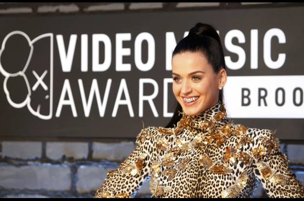 Reuters - La cantante Katy Perry muestar las joyas en sus dientes a la llegada a los Premios MTV.