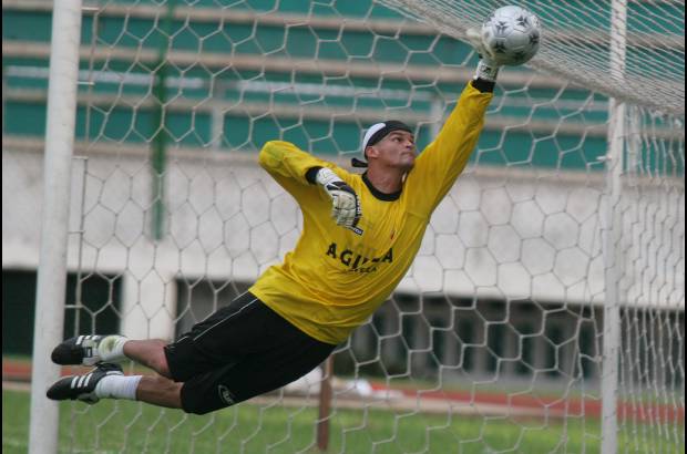 Foto archivo - El portero vallecaucano Miguel &#193;ngel Calero Rodr&#237;guez descrest&#243; con todo su talento en el club Independiente de Ginebra, el Club Sporting de Barraquilla, el Deportivo Cali, el Club Atl&#233;tico Nacional, el Pachuca y la selecci&#243;n Colombia.
