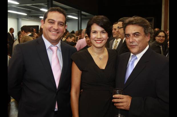 Edwin Bustamante Restrepo - El gerente de la Fábrica de Licores de Antioquia, Andrés Isaza, con Juliana Vélez y Pedro Miguel Estrada.