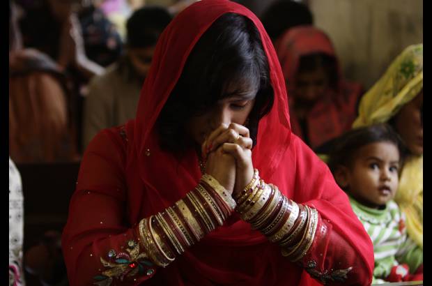 AP - El primer día del año una cristiana Pakistaní Pakistaní reza en una iglesia local.