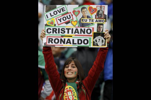 Reuters - Muchas fanáticas demostraron desde la tribuna su amor por el jugador Cristiano Ronaldo.