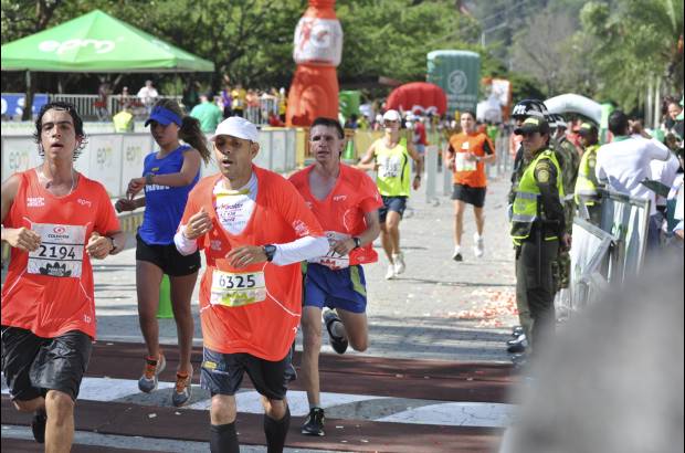 Esteban Jaramillo y Sebasti&#225;n Salazar - M&#225;s de 10 mil competidores se dieron cita en esta hist&#243;rica cita deportiva que se corr&#237;a en las modalidades de 5, 10, 21 y 42 kil&#243;metros.
