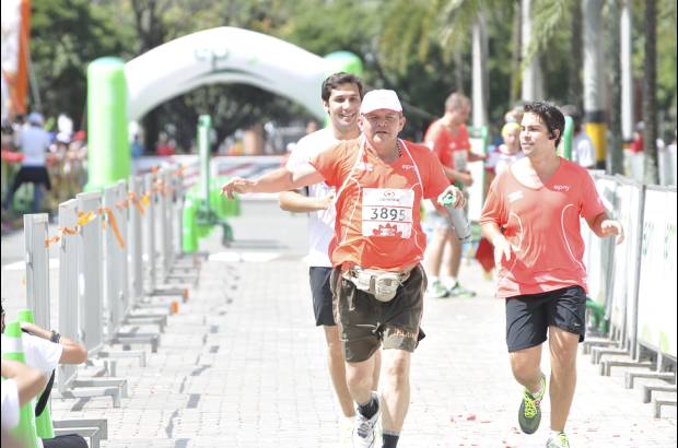 Esteban Jaramillo y Sebasti&#225;n Salazar - M&#225;s de 10 mil competidores se dieron cita en esta hist&#243;rica cita deportiva que se corr&#237;a en las modalidades de 5, 10, 21 y 42 kil&#243;metros.