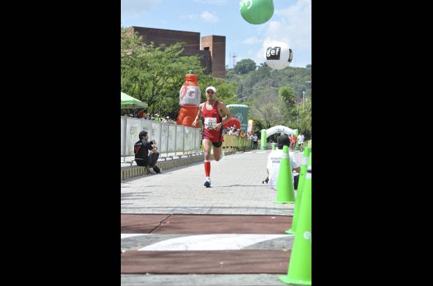 Esteban Jaramillo y Sebasti&#225;n Salazar - M&#225;s de 10 mil competidores se dieron cita en esta hist&#243;rica cita deportiva que se corr&#237;a en las modalidades de 5, 10, 21 y 42 kil&#243;metros.