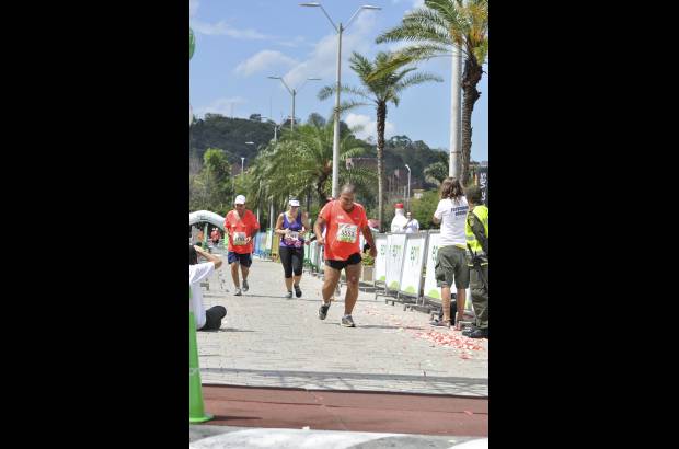 Esteban Jaramillo y Sebasti&#225;n Salazar - M&#225;s de 10 mil competidores se dieron cita en esta hist&#243;rica cita deportiva que se corr&#237;a en las modalidades de 5, 10, 21 y 42 kil&#243;metros.