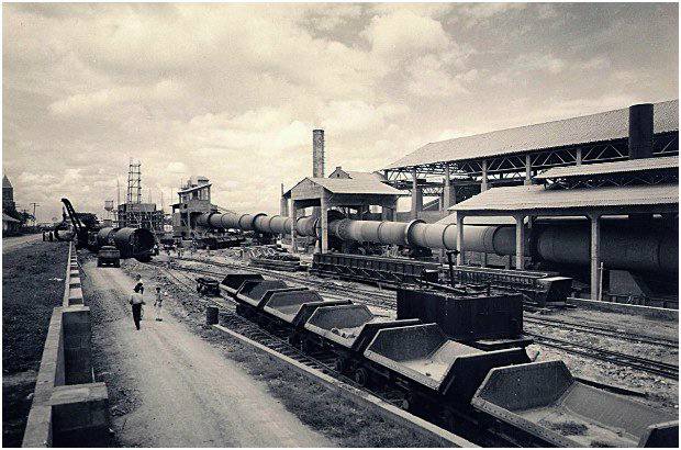 FOTO ARCHIVO - CORTESIA ANDI - Una industria tenaz que se levant&#243; en la regi&#243;n dio pie a un gremio que no solo sirve a sus afiliados. En la imagen, la planta de Cementos Argos, uno de los fundadores de la ANDI, en donde hoy se levanta la sede principal de Bancolombia.