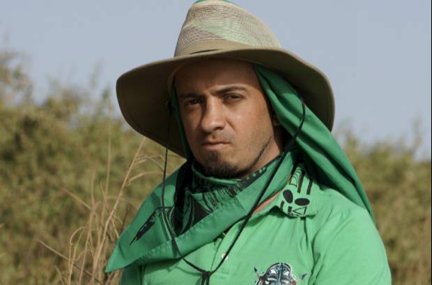 Cortes&#237;a Canal Caracol - Juli&#225;n Alberto Arias. 32 A&#241;os. Bogot&#225;. Fumigador. Se considera un guerrero con el coraje necesario para enfrentar esta aventura. Casado, con 3 hijos. Trabaja como fumigador de insectos en una empresa familiar. Fiel televidente de todos los Desaf&#237;os. Se describe como un bac&#225;n, alegre, noble y con empuje. Le molesta la gente hip&#243;crita, que conspira, que no dice las cosas de frente.