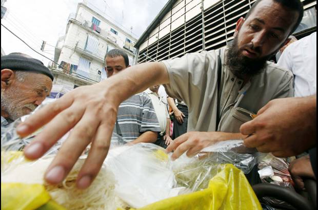 Reuters - Según cifras oficiales, en Jordania aumenta el consumo de alimentos en un 35 por ciento durante Ramadán, cuando, a pesar del ayuno diurno, son frecuentes los excesos culinarios en las reuniones familiares.