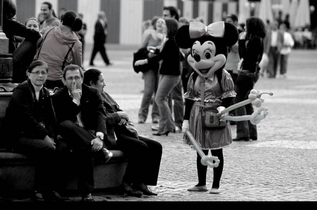 Manuel Saldarriaga - En la Plaza Mayor, Madrid, los esfuerzos de unas mujeres por ganarse la vida diariamente se enfrentan a la indiferencia de muchos.