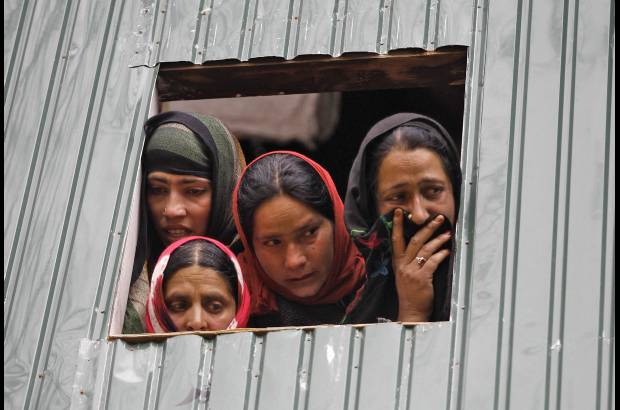 Reuters - Familiares de funcionario electoral Mohammad Zia-ul-Haq ven su funeral en Herpora, al sur de Srinagar, India.