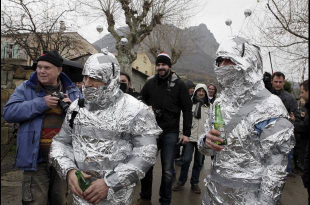 REUTERS - En Francia algunas personas prefirieron re&#237;rse del fin del mundo y con a las calles con disfraces de extraterrestres.