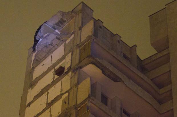 Foto: Edwin Bustamante - Su&#225;rez confirm&#243; que fueron evacuados de forma preventiva todos los habitantes del complejo residencial, pues la estructura de los otros bloques est&#225; afectada.