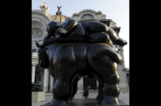 Reuters - Las obras del artista antioqueño son reconocibles por los volúmenes exagerados y desproporcionados de las figuras y objetos que aparecen en ellas, hasta el punto que popularmente se habla de los "gordos" y "gordas" de Botero.