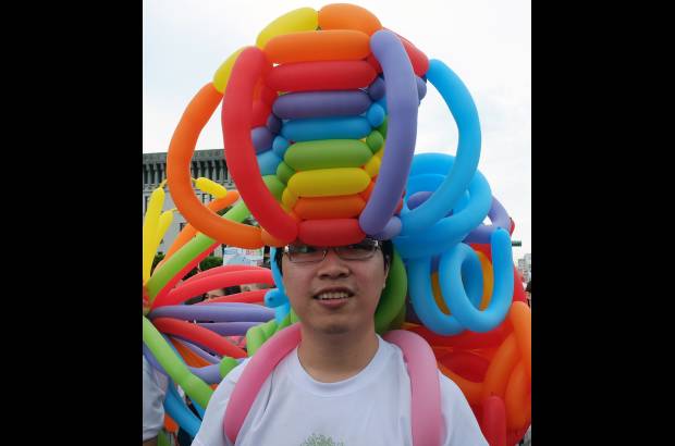 AFP - Un participante lleva un sombrero del globo durante el desfile anual gay en Taipei, China.