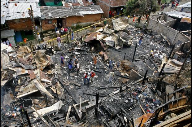 Esteban Vanegas - Los Bomberos de la ciudad informaron que las llamas se iniciaron a las 11:35 de la noche del lunes.