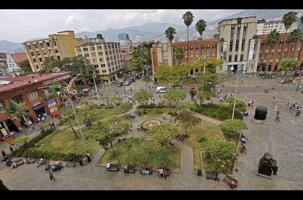 FOTO EL COLOMBIANO - El Parque de las Esculturas se convirti&#243; en referente cultural y tur&#237;stico de Medell&#237;n, y en ejemplo de recuperaci&#243;n social. Las esculturas est&#225;n en a la vista y alcance de todos los visitantes, que suelen tomarse fotos al lado de los &quot;gordos&quot; de Botero.