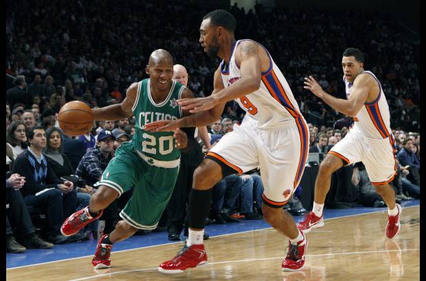 Reuters - El veterano escolta Ray Allen llegó también a los 20 puntos, mientras que Garnett consiguió 15 tantos y ocho rebotes para ser los cuatro jugadores de los Celtics que tuvieron dobles dígitos.