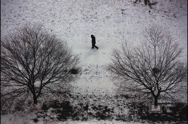 AP - El invierno hace que pocos salgan a la calle en Pyongyang, Corea del Norte.