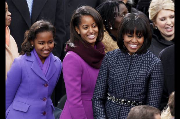 Reuters - Malia port&#243; un abrigo color ciruela de J.Crew con un vestido azul el&#233;ctrico y una bufanda color vino, mientras que su hermana menor Sasha us&#243; un abrigo y un vestido morado de Kate Spade.