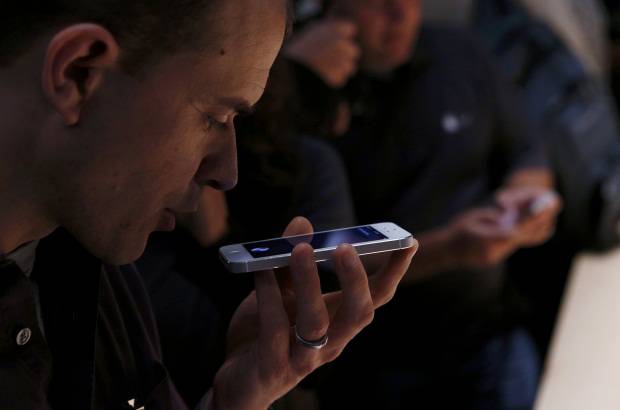 Reuters - El tel&#233;fono, uno de los m&#225;s esperados de la temporada, es m&#225;s delgado debido a que los sensores t&#225;ctiles est&#225;n integrados a la pantalla.