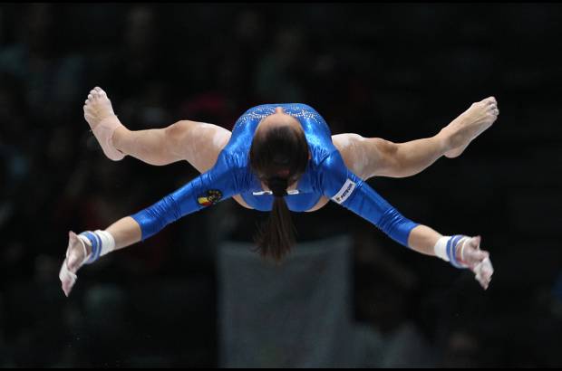 AP - Larisa Andreea Iordache de Rumania realiza su presentaci&#243;n en las barras asim&#233;tricas, durante la ronda de clasificaci&#243;n en el Campeonato del Mundo de Gimnasia art&#237;stica en Amberes, B&#233;lgica.