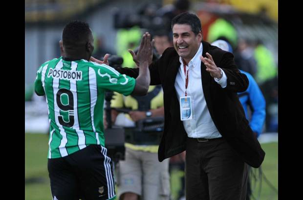 Hernán Vanegas - Cuando el rostro era el mejor, el de la felicidad. Santiago Escobar en la celebración del gol nacionalista con Carlos Rentería.