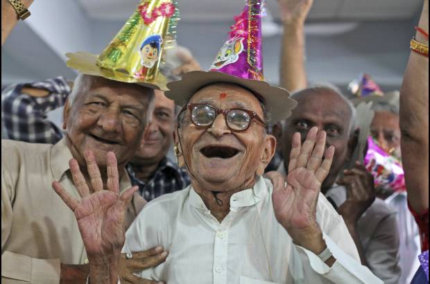 AP - Adultos mayores participan en las celebraciones con motivo del D&#237;a Internacional de las Personas de Edad en un ancianato en Ahmadabad, India.