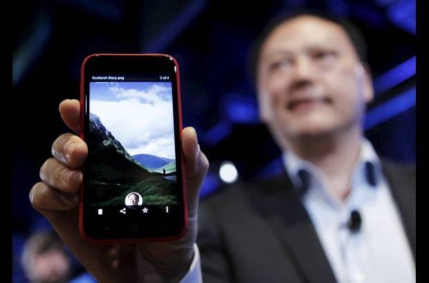 Reuters - La nueva experiencia convierte la red social en el coraz&#243;n de cualquier tel&#233;fono inteligente que ejecute el sistema operativo Android de Google.