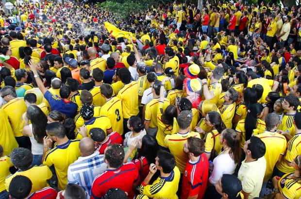 FOTO JAIME P&#201;REZ - A miles de kil&#243;metros del Maracan&#225; los aficionados de Colombia festejaron el hist&#243;rico triunfo ante Uruguay y la clasificaci&#243;n de la Selecci&#243;n, por primera vez, a unos cuartos de final en la Copa del Mundo.