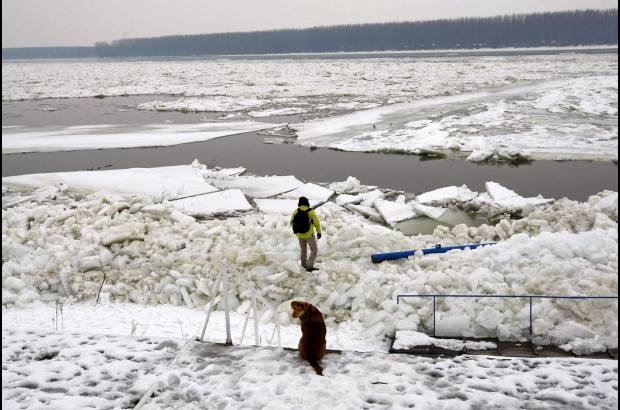 Reuters - El grueso hielo, que ha cerrado cientos de kilómetros del transitado sistema de vías fluviales en la reciente ola de frío en la región, comenzó a moverse el pasado domingo por la tarde por el aumento de la temperatura.