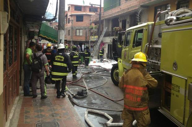 Foto Esteban Vanegas - El cuerpo de Bomberos que lleg&#243; r&#225;pidamente al lugar, necesit&#243; 28 voluntarios, 4 m&#225;quinas y una ambulancia para atender este grave episodio que se prolong&#243; por m&#225;s de una hora.