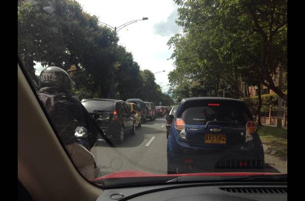@Cristilicenac - Con camisetas rojas y amarillas Medell&#237;n disfrut&#243; del encuentro entre la Selecci&#243;n Colombia y Brasil. El parque El Poblado, parque Lleras, avenida 33 y la plazoleta del Centro Administrativo La Alpujarra fueron los lugares de encuentro.