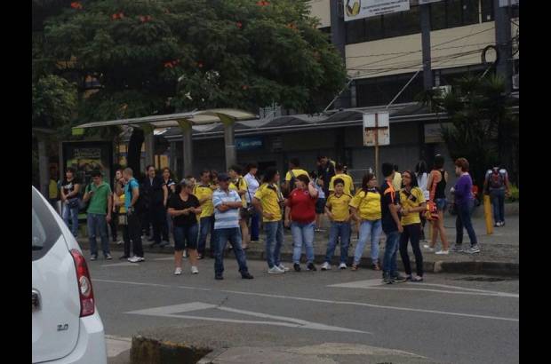 Julio Cesar Herrera - Con camisetas rojas y amarillas Medell&#237;n disfrut&#243; del encuentro entre la Selecci&#243;n Colombia y Brasil. El parque El Poblado, parque Lleras, avenida 33 y la plazoleta del Centro Administrativo La Alpujarra fueron los lugares de encuentro.