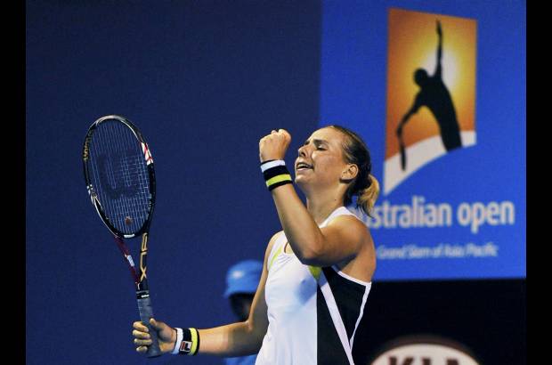 Reuters - Marina Erakovic de Nueva Zelanda celebra su victoria ante la francesa Irena Pavlovic.