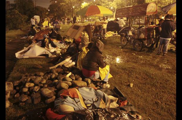 Foto R&#243;binson Saenz - Cuando escamp&#243; muchas personas buscaron descanso en las zonas verdes.