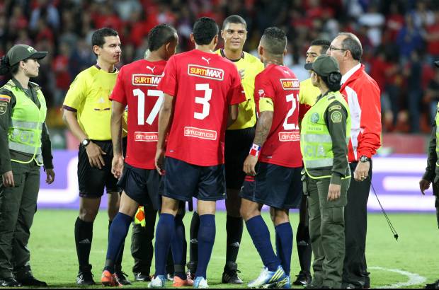 Juan Antonio S&#225;nchez - Los reclamos al final del compromiso. La hinchada tambi&#233;n termin&#243; molesta con Pont&#243;n, quien estuvo muy cargado contra los rojos.