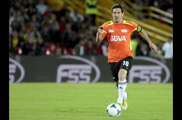 Mauricio Alvarado-Colprensa - As&#237; se complet&#243; el show, que en el final permiti&#243; el aplauso de los aficionados a Lionel Messi, quien fue sustituido por el brasile&#241;o Dani Alves a pocos minutos del final.