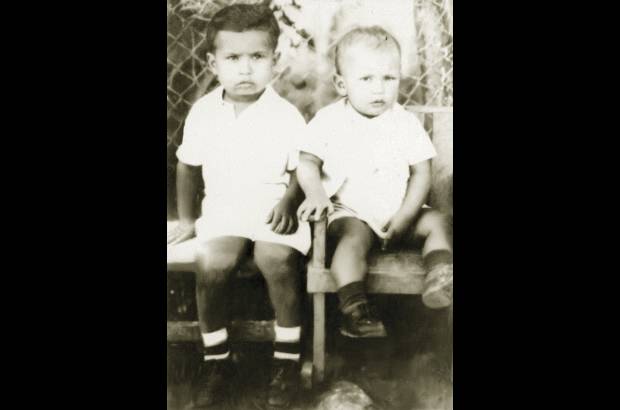 - Es el segundo de los seis hijos del hogar formado por Hugo de los Reyes Ch&#225;vez y Elena Fr&#237;as, ambos maestros de educaci&#243;n primaria.