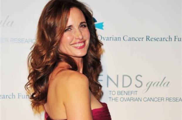 Cortes&#237;a - Y a sus 54 a&#241;os, Andie MacDowell, una de las actrices m&#225;s populares de los 90, luce ahora un estilo refinado y relajado que le permite conquistar los corazones masculinos con su atractiva melena morena larga y rizada.