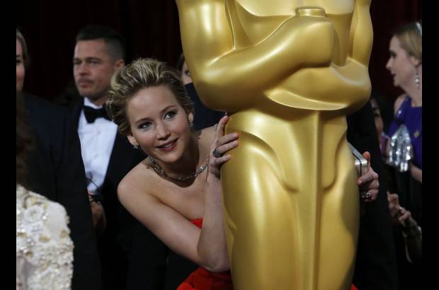 Reuters - Jennifer Lawrence llama la atenci&#243;n de los fot&#243;grafos con sus ocurrencias.