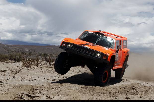 Reuters - Otra de las controversias que despierta la carrera son las muertes de los pilotos en competencia. Cerca de 20 participantes han muerto durante la travesía del Dakar.
