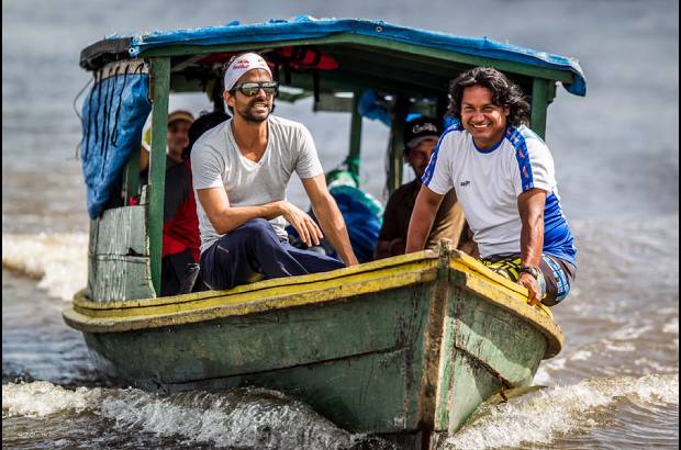 FOTO CORTESIA - COLPRENSA - La aventura comenz&#243; en Leticia, Colombia, y de all&#237; Orlando junto al equipo de camar&#243;grafos, fot&#243;grafos, escaladores y el ibaguere&#241;o Eber Pava, su amigo incondicional, emprendieron el viaje sumergi&#233;ndose en la espesa selva a trav&#233;s del r&#237;o Javar&#237;, escenario perfecto para que Orlando tuviera el primer contacto con el agua.