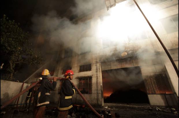 AP - El incendio comenz&#243; en la planta baja del edificio y desde all&#237; se extendi&#243; r&#225;pidamente hasta la cuarta planta.