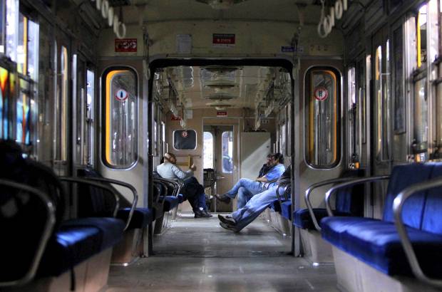 Reuters - La capital argentina vivió este jueves un caos de tránsito, con miles de pasajeros a la espera de autobuses, al cumplirse el segundo día de la huelga de los trabajadores del metro, que es utilizado cada día por un millón de personas.