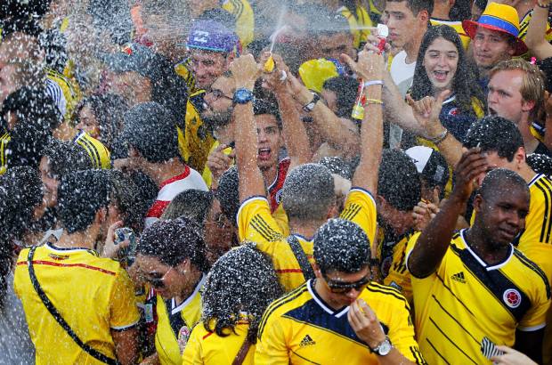 FOTO JAIME P&#201;REZ - A miles de kil&#243;metros del Maracan&#225; los aficionados de Colombia festejaron el hist&#243;rico triunfo ante Uruguay y la clasificaci&#243;n de la Selecci&#243;n, por primera vez, a unos cuartos de final en la Copa del Mundo.