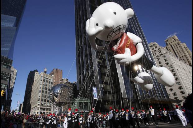 Reuters - Un mono con una mochila propulsora en la espalda es uno de los globos nuevos de este a&#241;o.