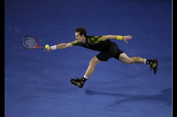 ap - Murray, que solicitó la asistencia de un entrenador para que volviera a vendarle el pie derecho con ampollas al final del segundo set, se vio visiblemente contrariado por el ruido del público durante el tercer set.